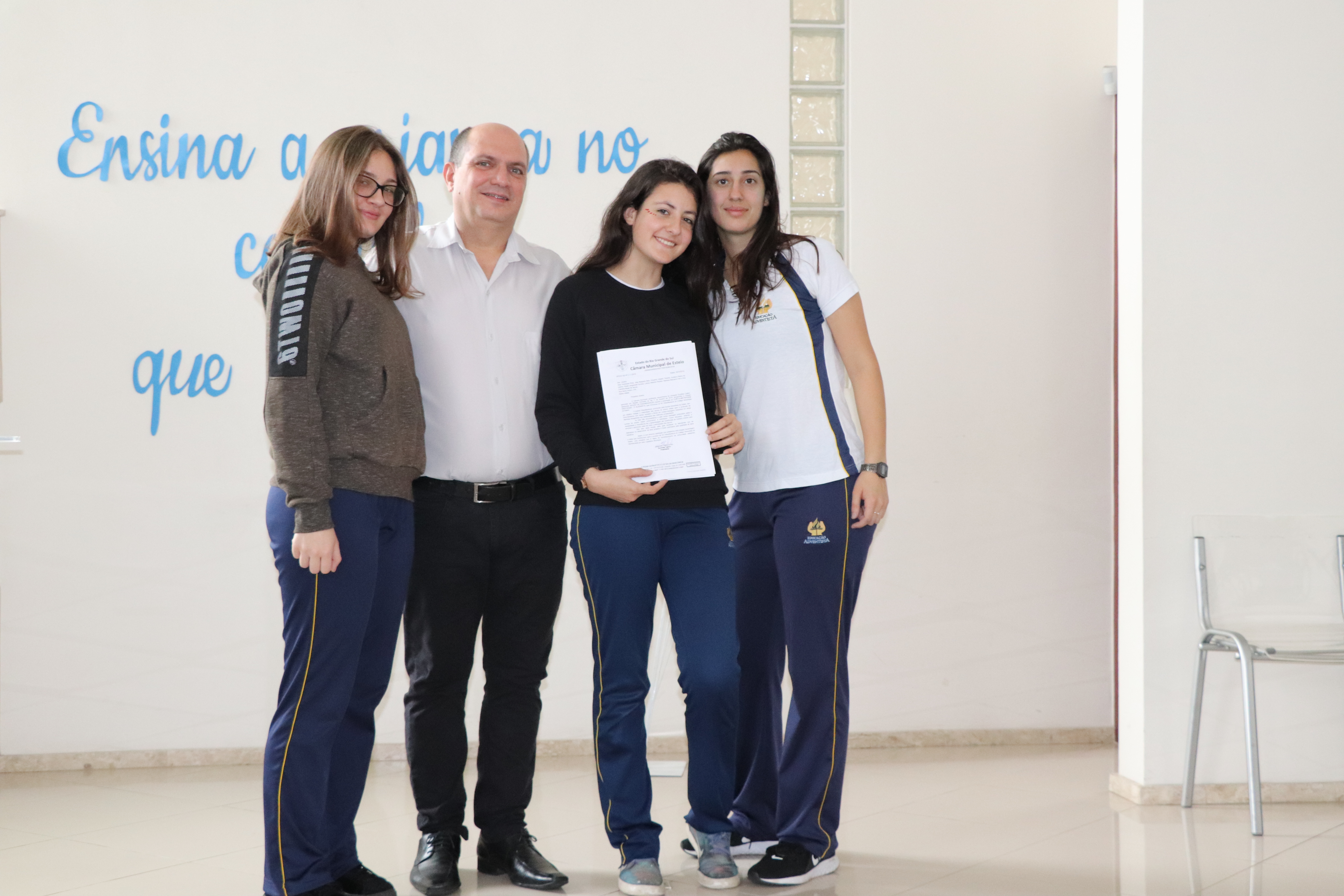 Alunos do Colégio Adventista de Esteio recebem condecoração por premiações no XIII Vídeo Literatura