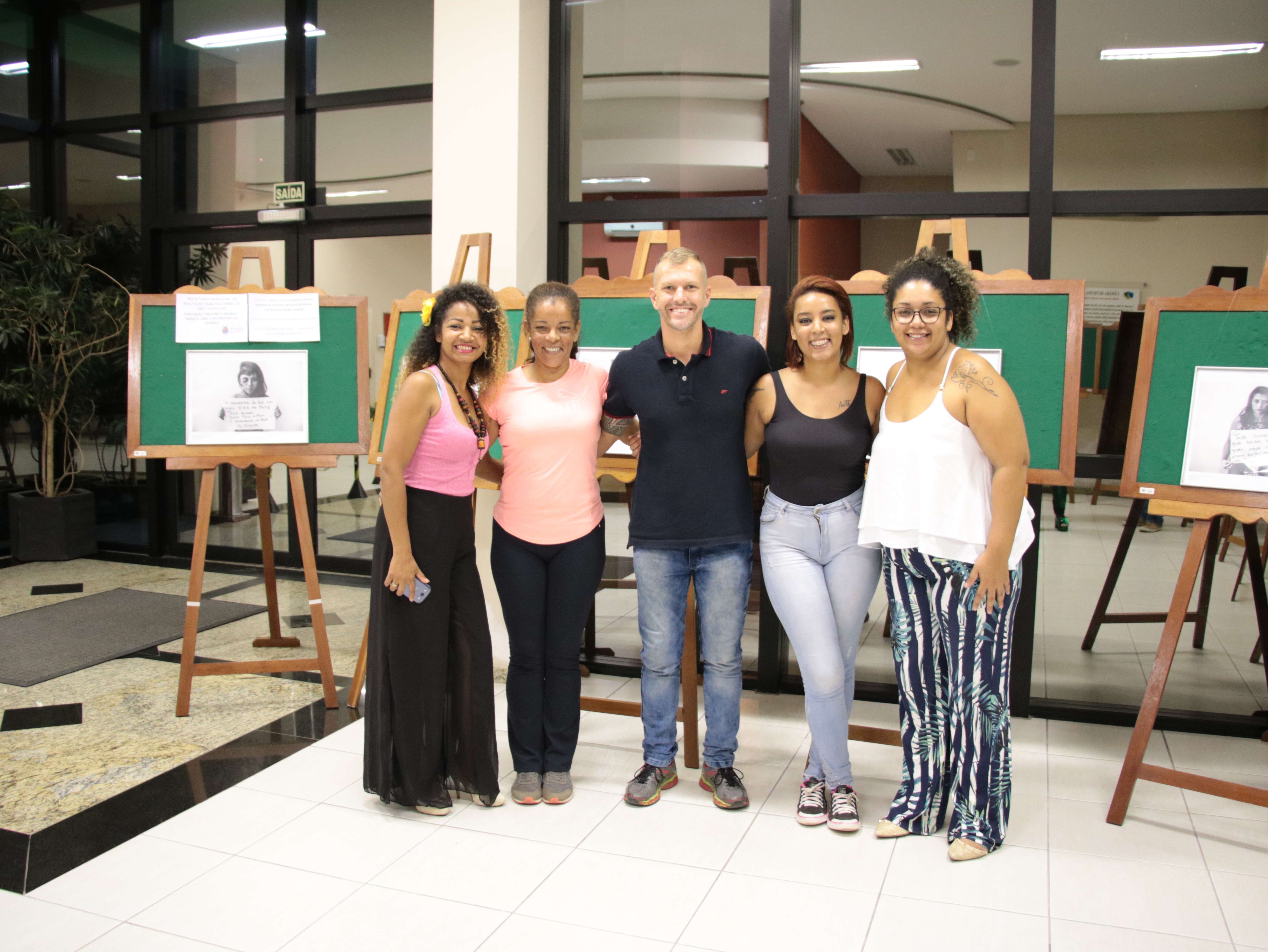 Câmara de Vereadores abre exposição de telas com letras de músicas sobre  feminicídio e  estupro