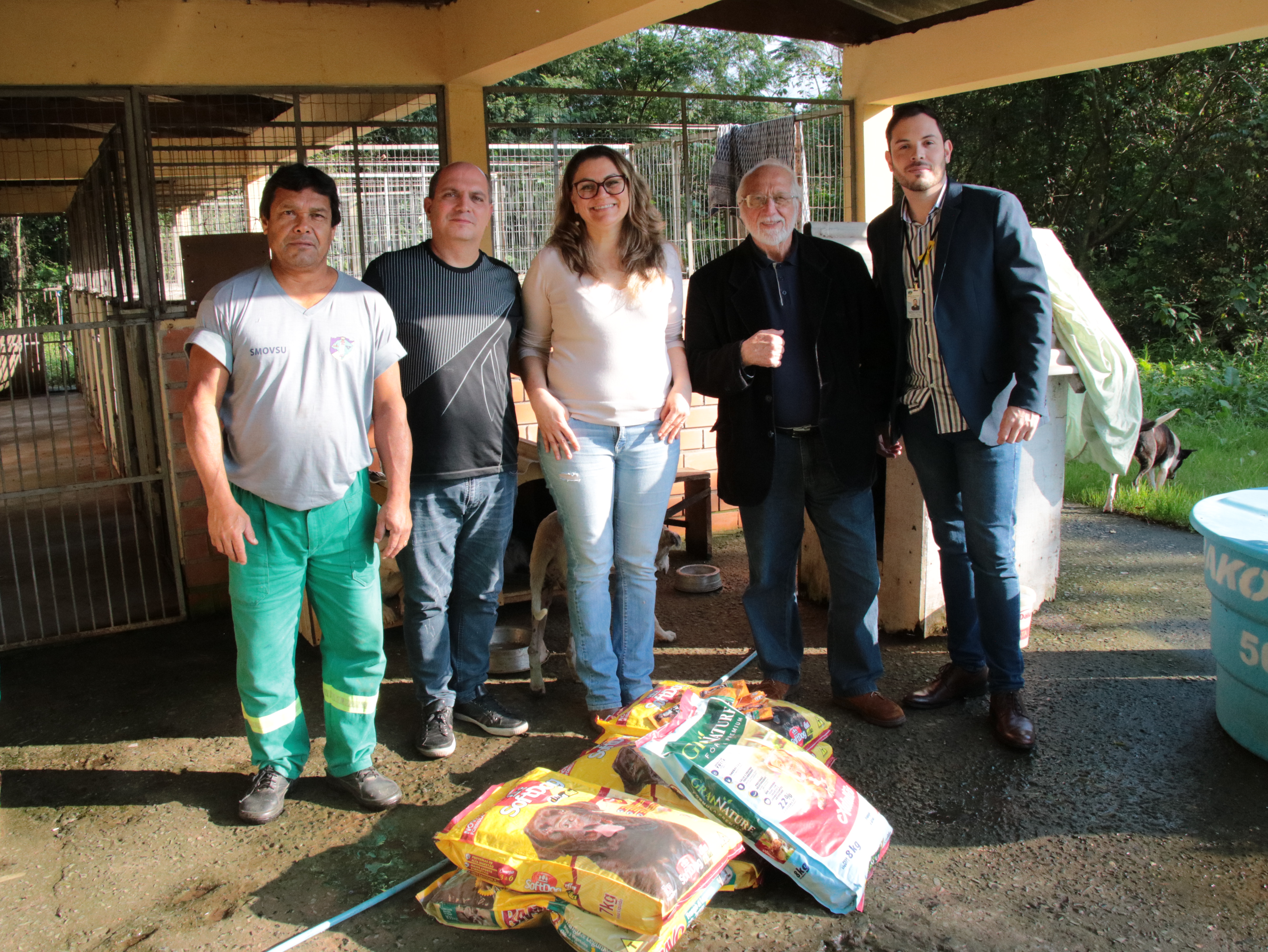 Câmara de Vereadores entrega ração para Canil Municipal