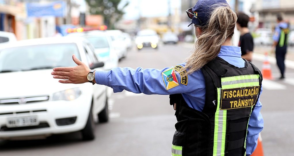 Dahmer solicita controle do trânsito em frente às escolas 