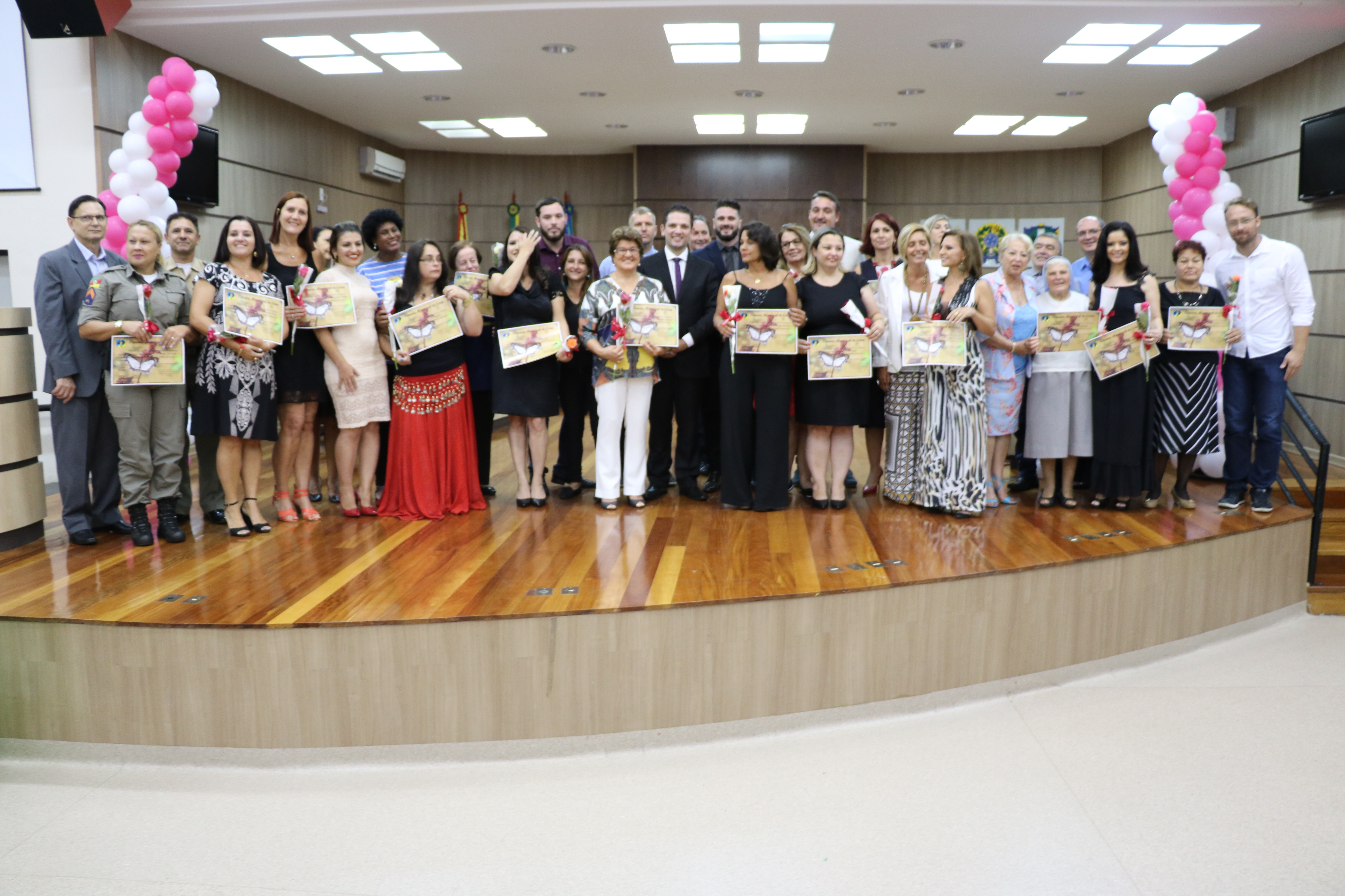 Noite de homenagens à mulher lota Câmara de Vereadores 