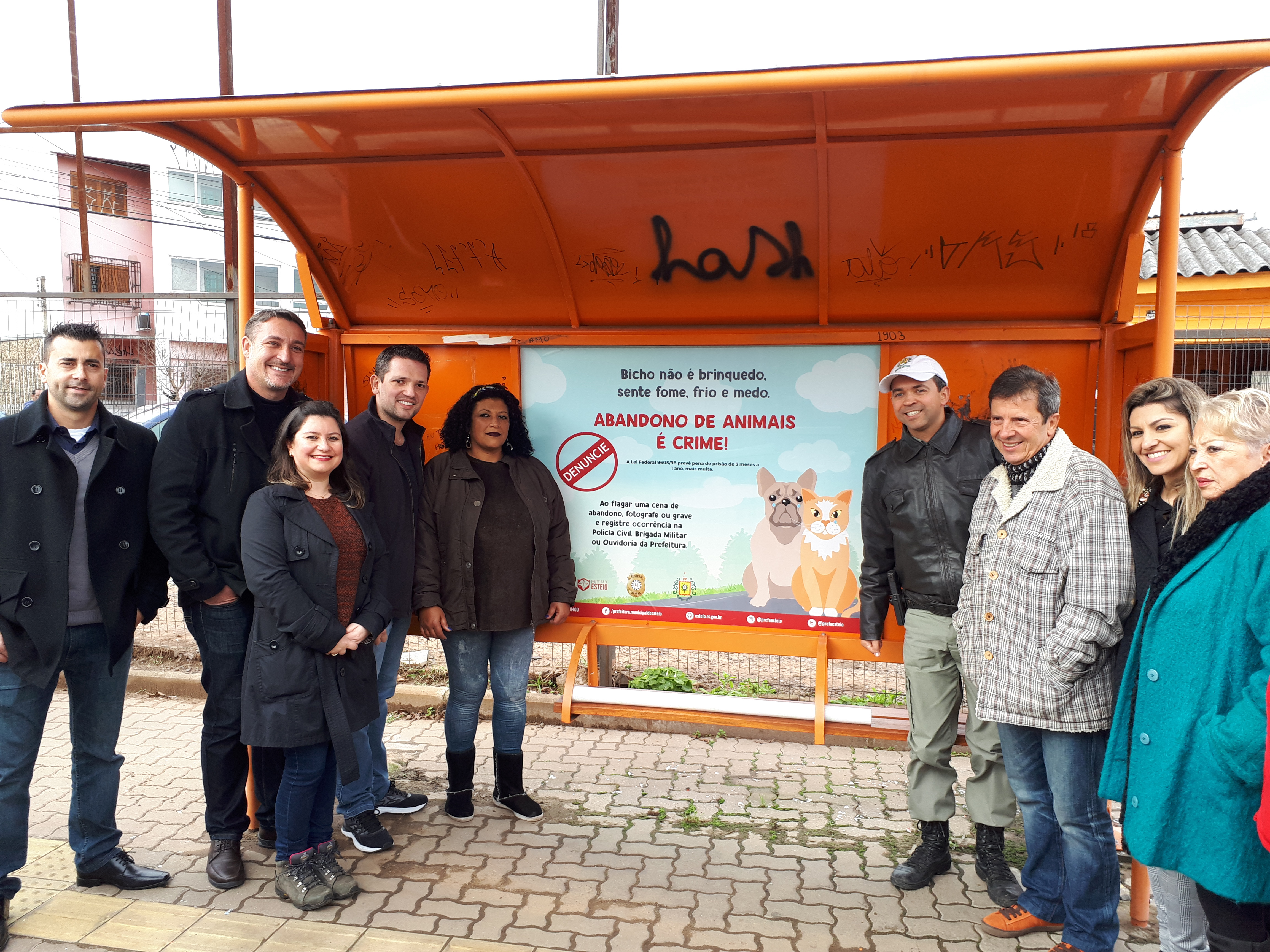 Placas com disque-denúncia para maus tratos com animais começam a ser instaladas em Esteio