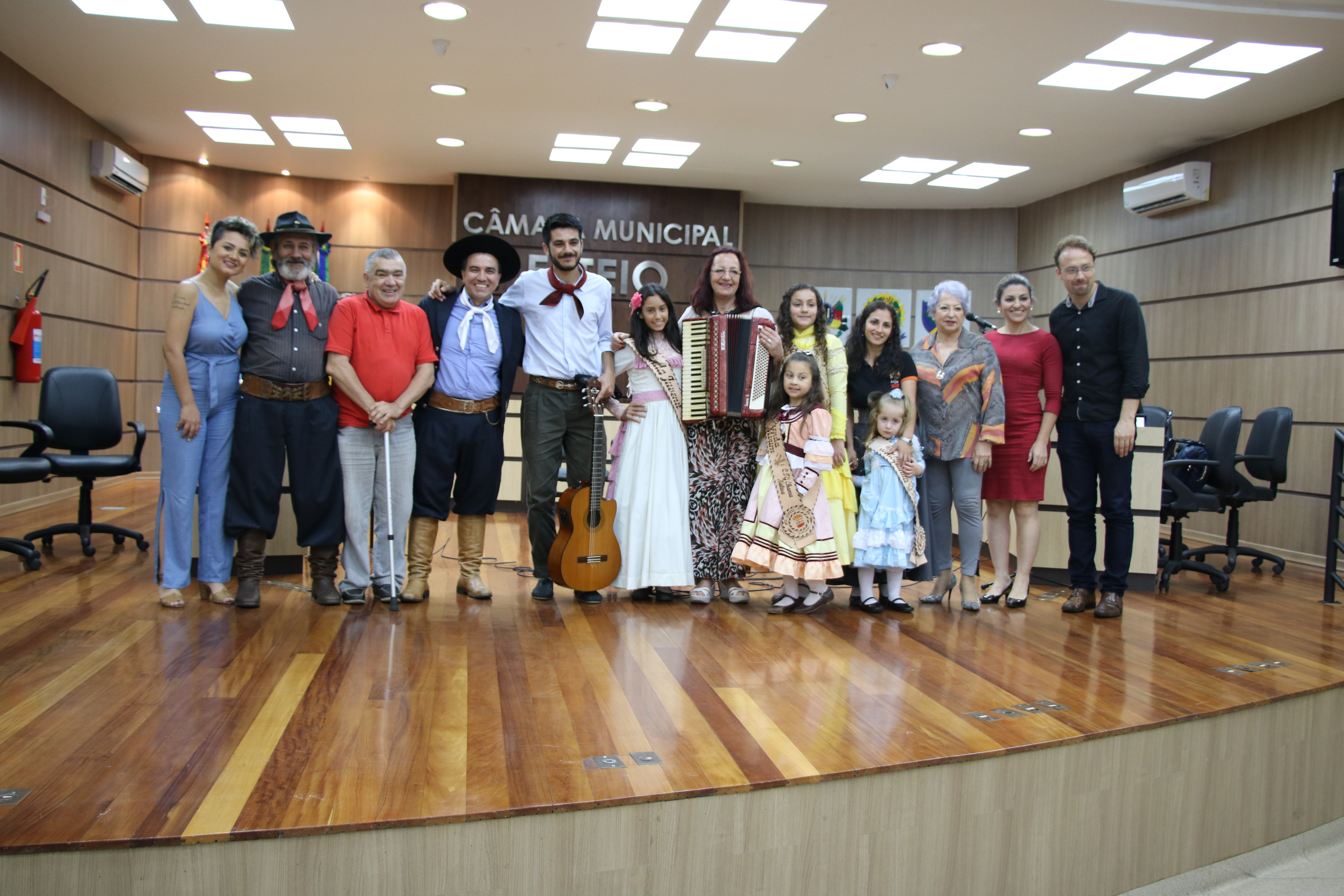  Vereador Luiz Duarte homenageia músicos esteienses