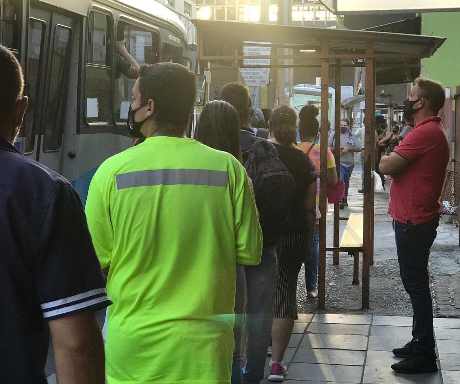 Vereador fiscaliza superlotação de ônibus em Esteio