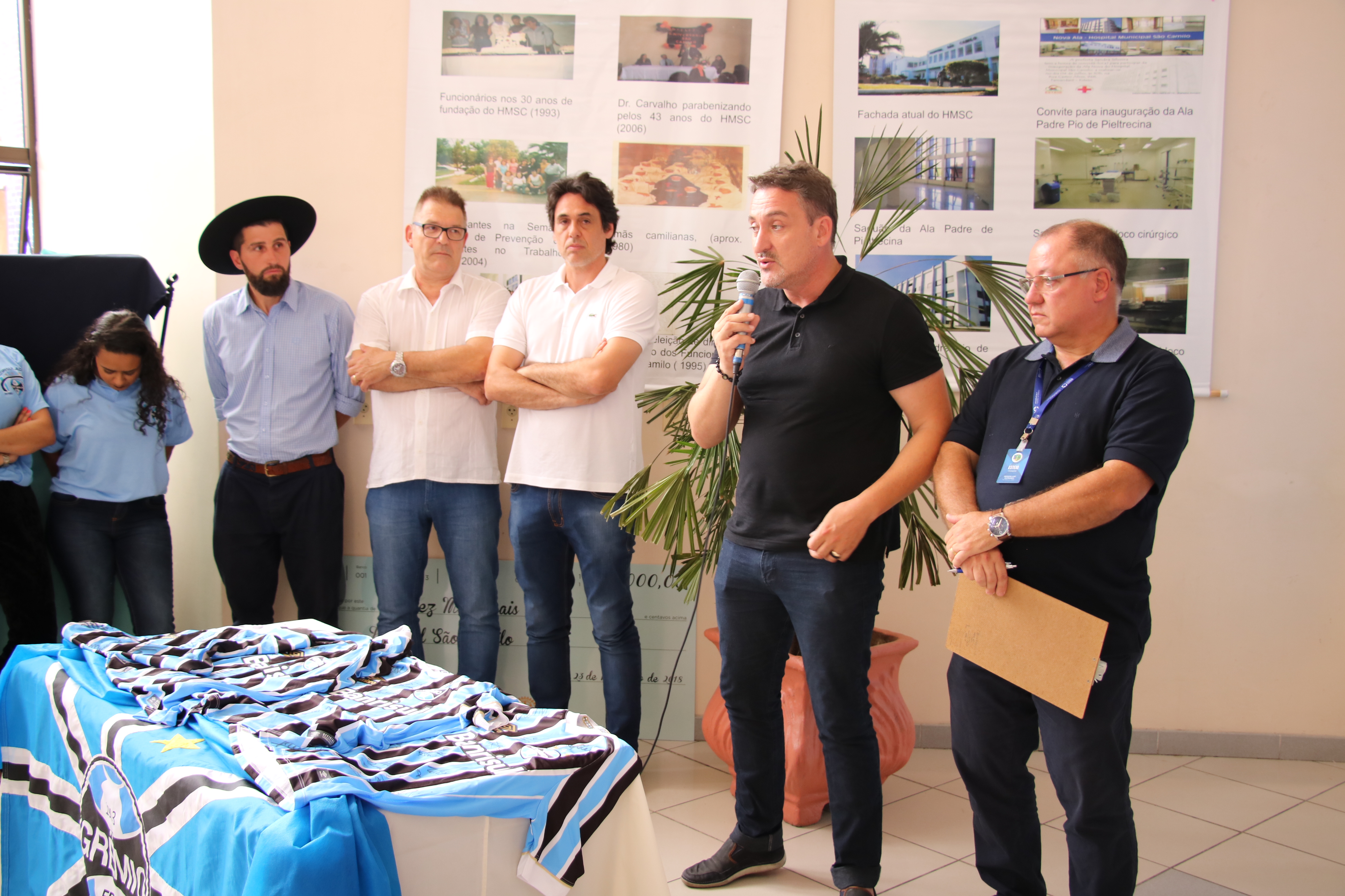 Vereadores participam de entrega de camisetas autografadas 